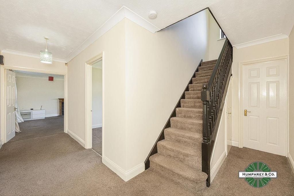 Property photo 3 of 25 12A  Alderton Close, Loughton -005-1200.Jpg