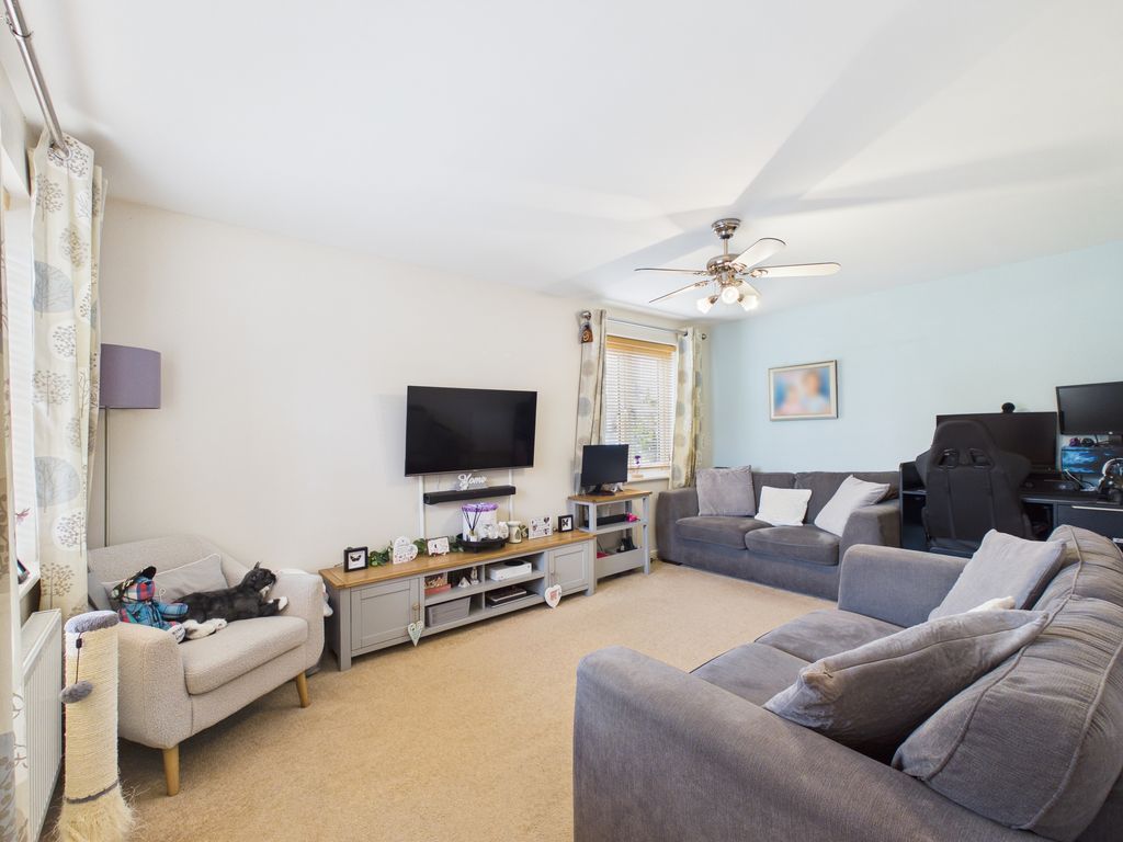 Property photo 2 of 18 Lounge