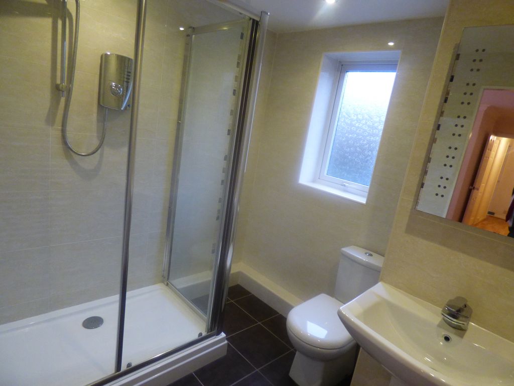 Property photo 3 of 11 Bathroom