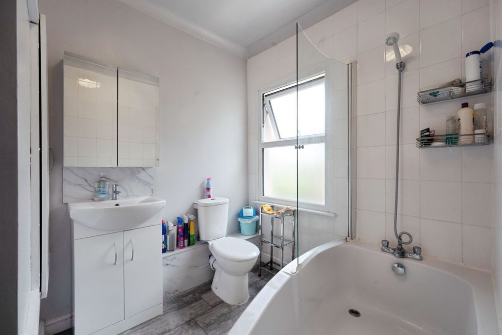 Property photo 2 of 20 Bathroom