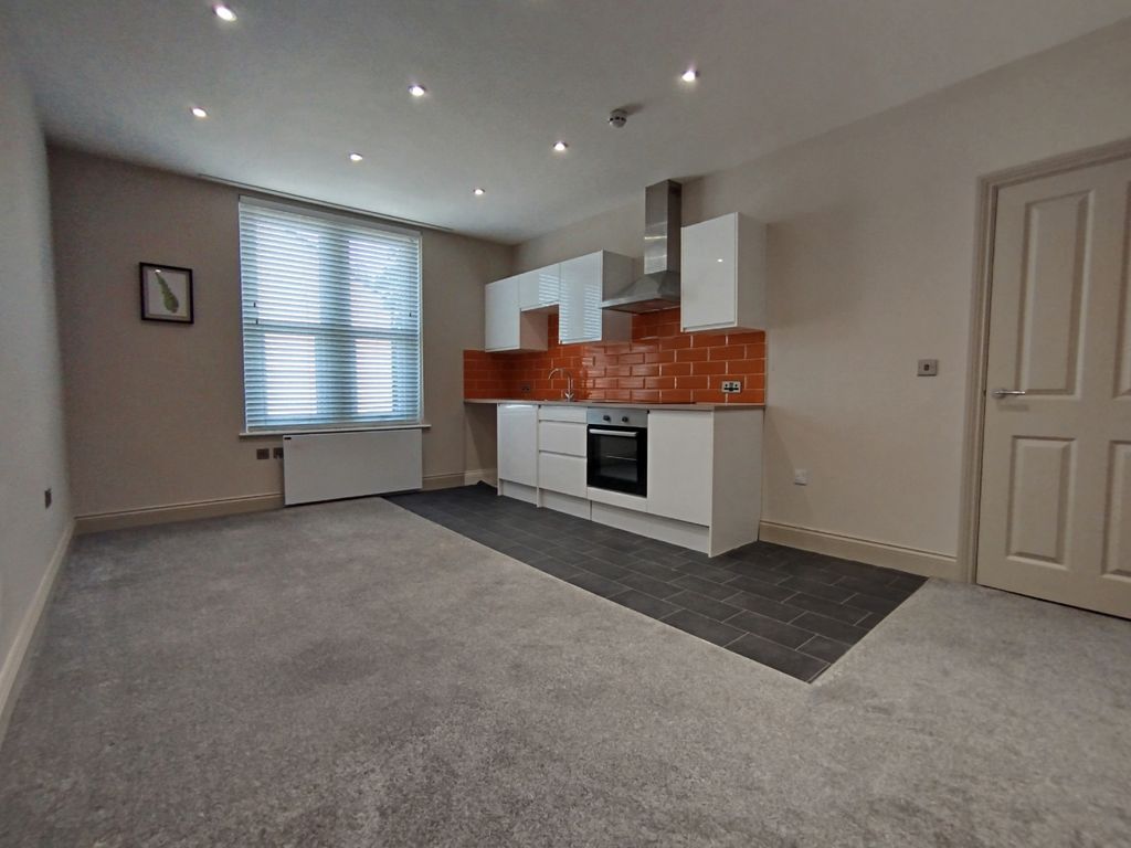 Property photo 1 of 6 Flat 2 To Rent