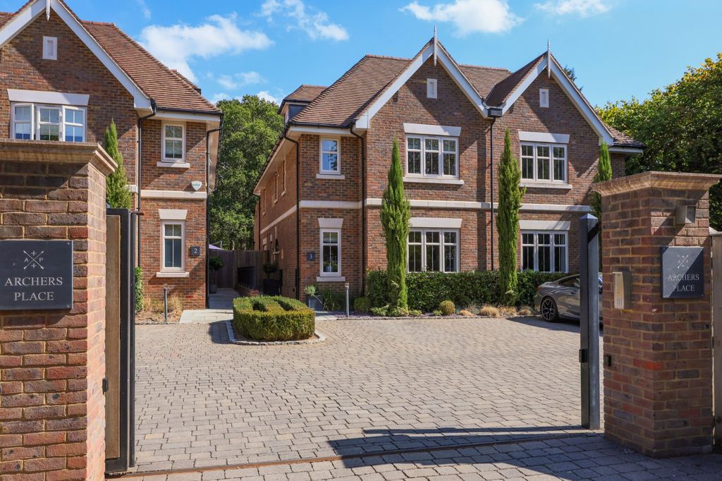 Property photo 1 of 20 Gated Entrance