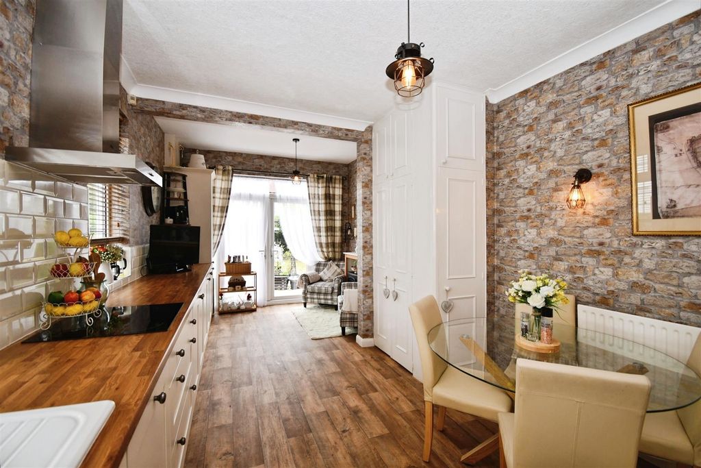 Property photo 3 of 16 9019473c-23 20Anlaby 20Park 20 2832 29.Jpg