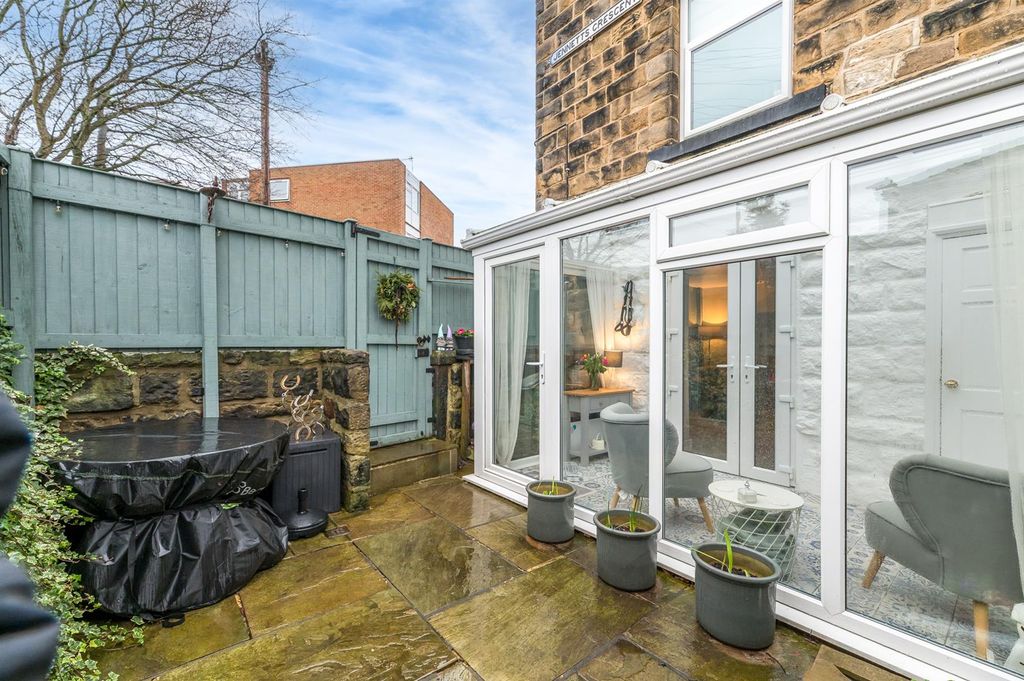 Property photo 2 of 28 Conservatory &amp; Courtyard