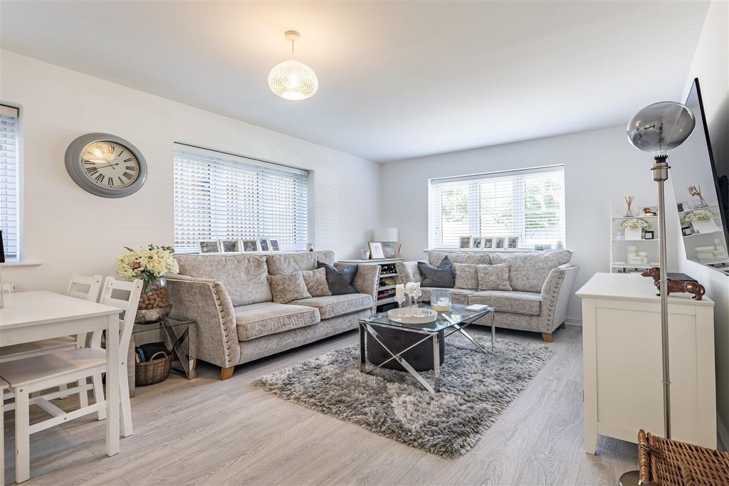 Property photo 3 of 18 2 Archer Close  (1).Jpg