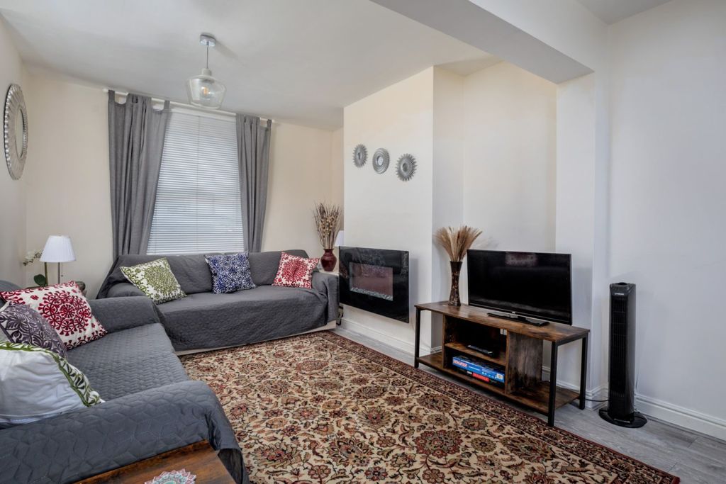 Property photo 2 of 20