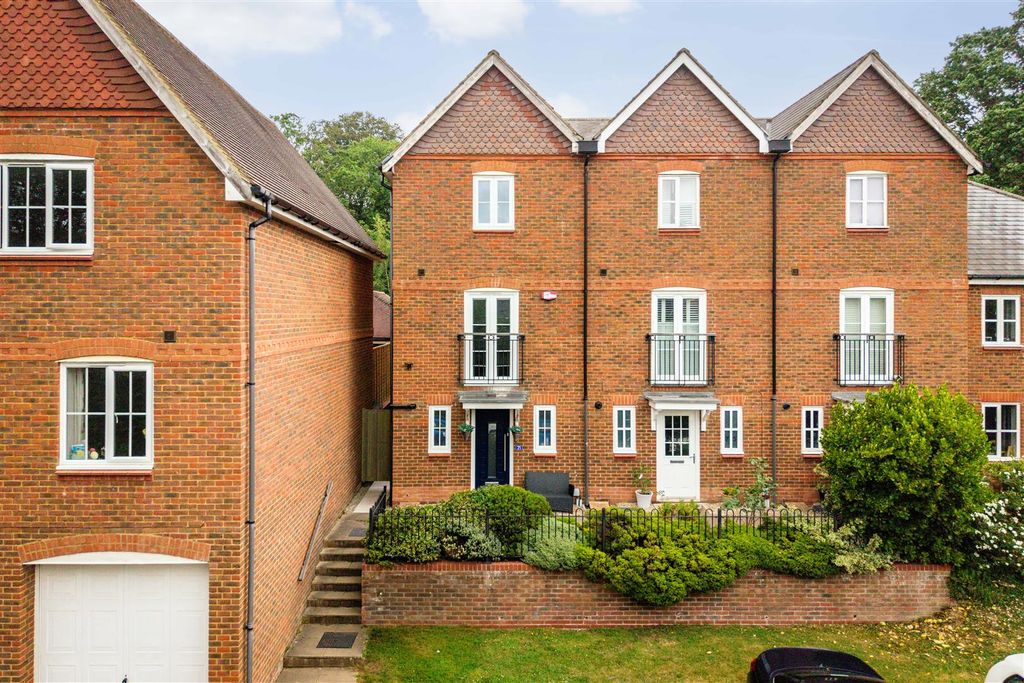 Property photo 1 of 15 71 Weavers Mead-17.Jpg