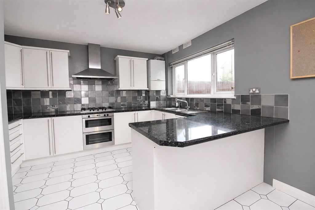 Property photo 2 of 11 Picture No. 14