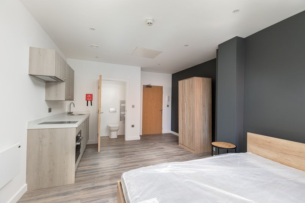 Property photo 2 of 3 A Spacious And Well-Lit Double Bedroom Featuring m...