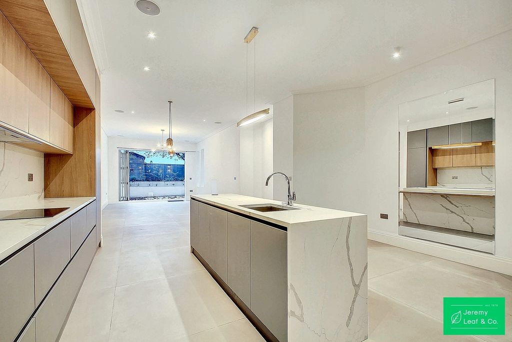 Property photo 3 of 27