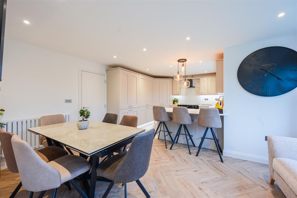 Property photo 1 of 52 Westminster Drive, Church Gresley (7).Jpg