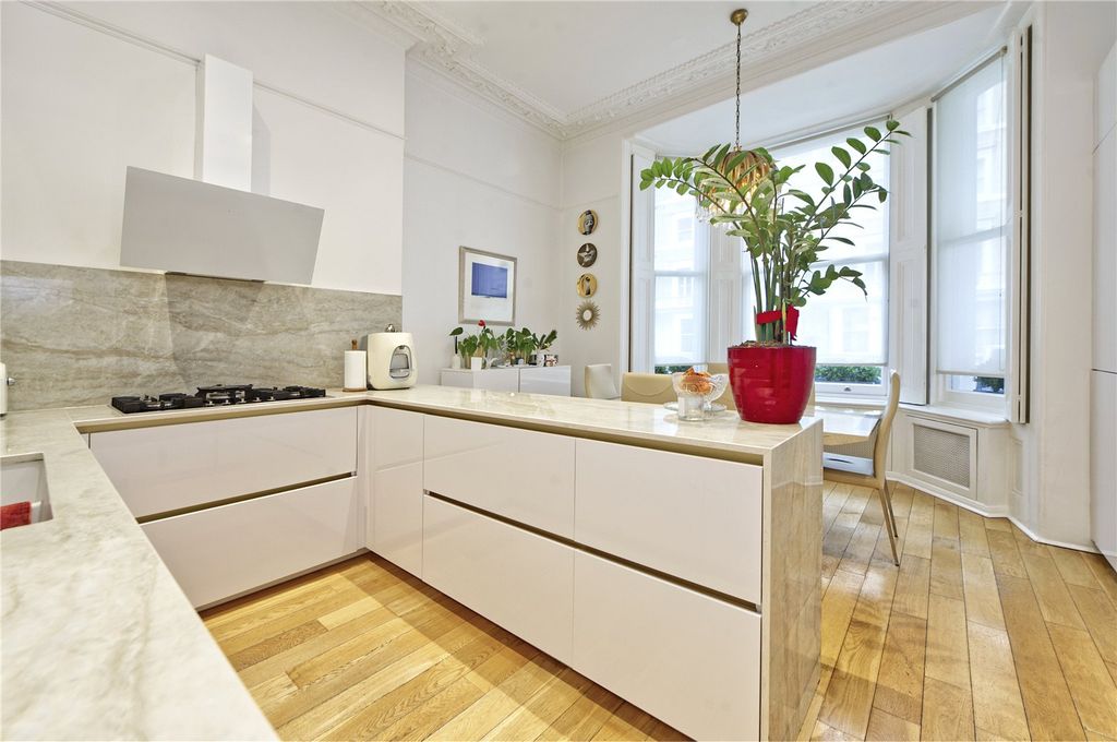Property photo 3 of 12 Kitchen