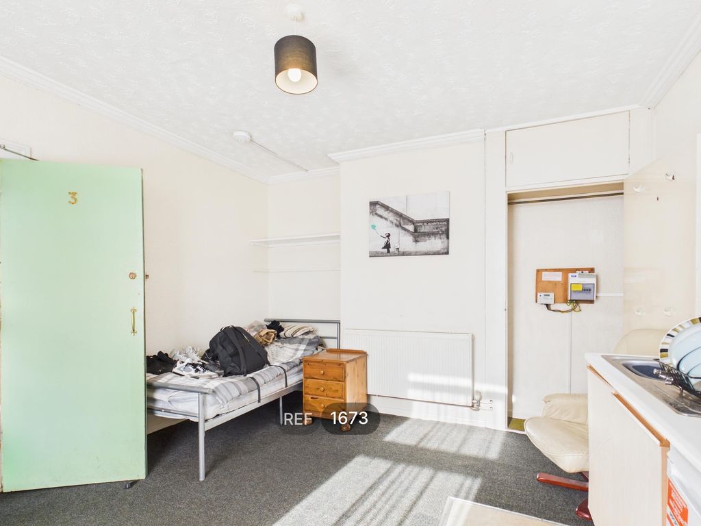 Property photo 2 of 4 Bedsit