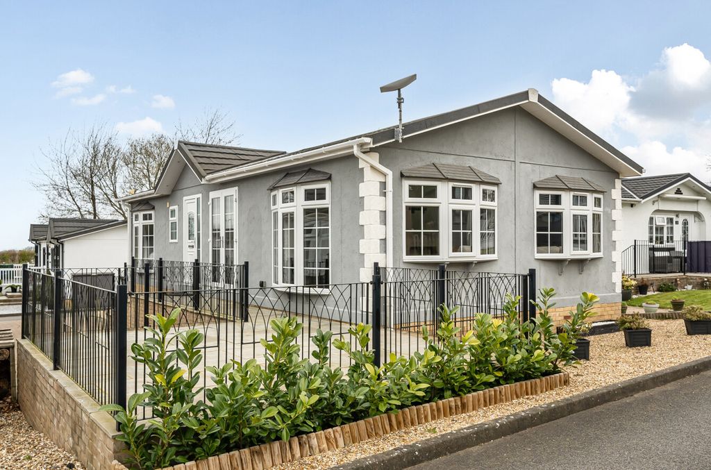 Property photo 2 of 70 Side