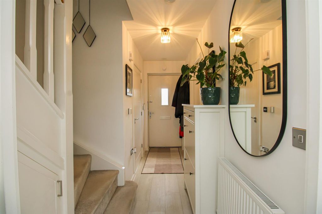 Property photo 2 of 21 Entrance Hall