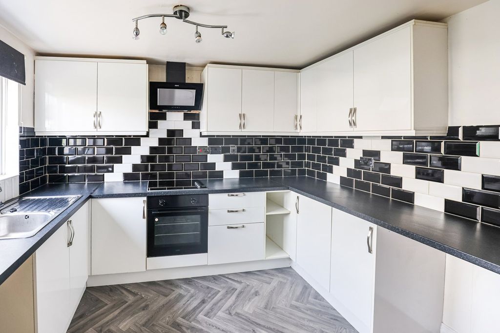 Property photo 3 of 13 Kitchen