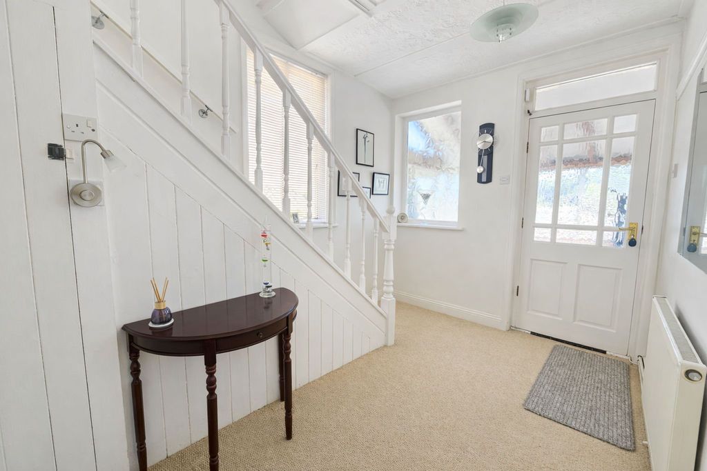Property photo 3 of 22 Entrance Hall