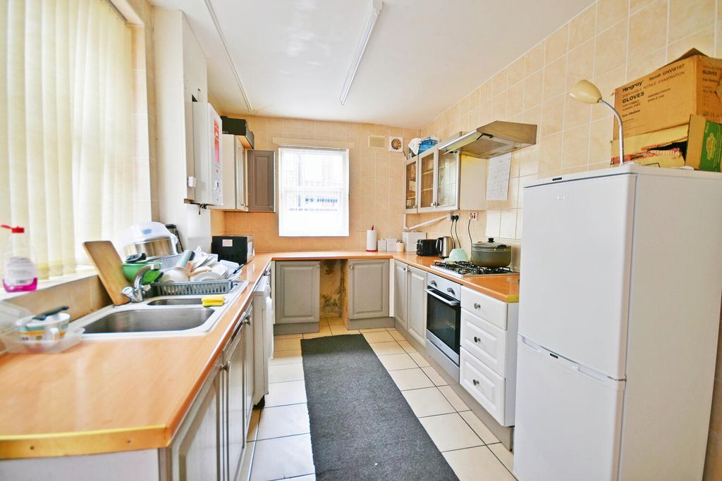 Property photo 3 of 14 Kitchen