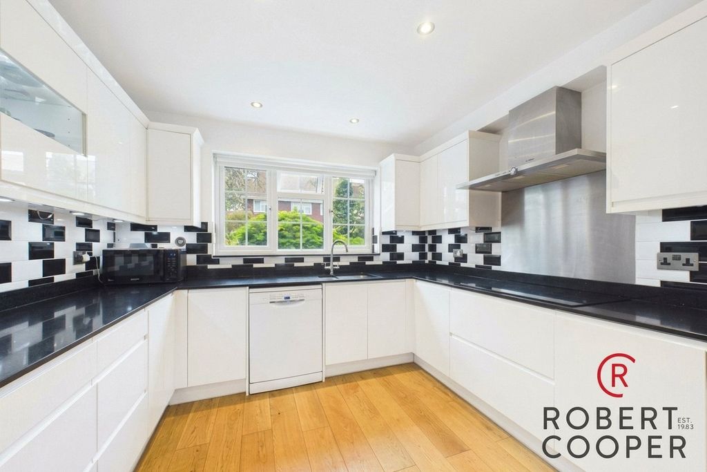 Property photo 2 of 16 Picture No. 11