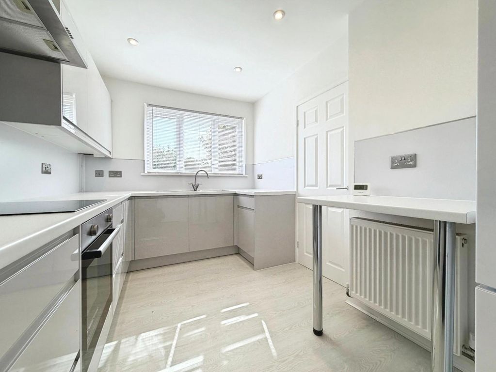 Property photo 3 of 25 Kitchen