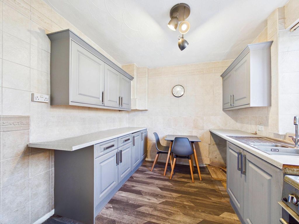 Property photo 2 of 10 Kitchen