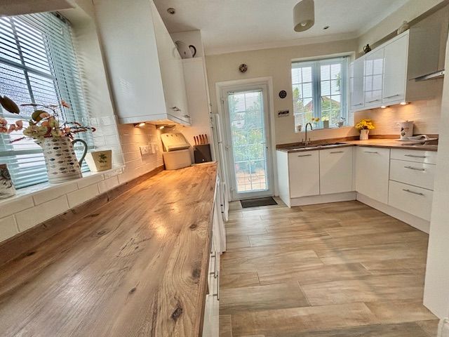 Property photo 3 of 19 Kitchen
