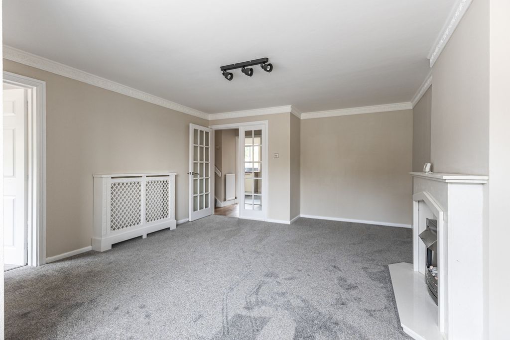 Property photo 3 of 21 Living Room