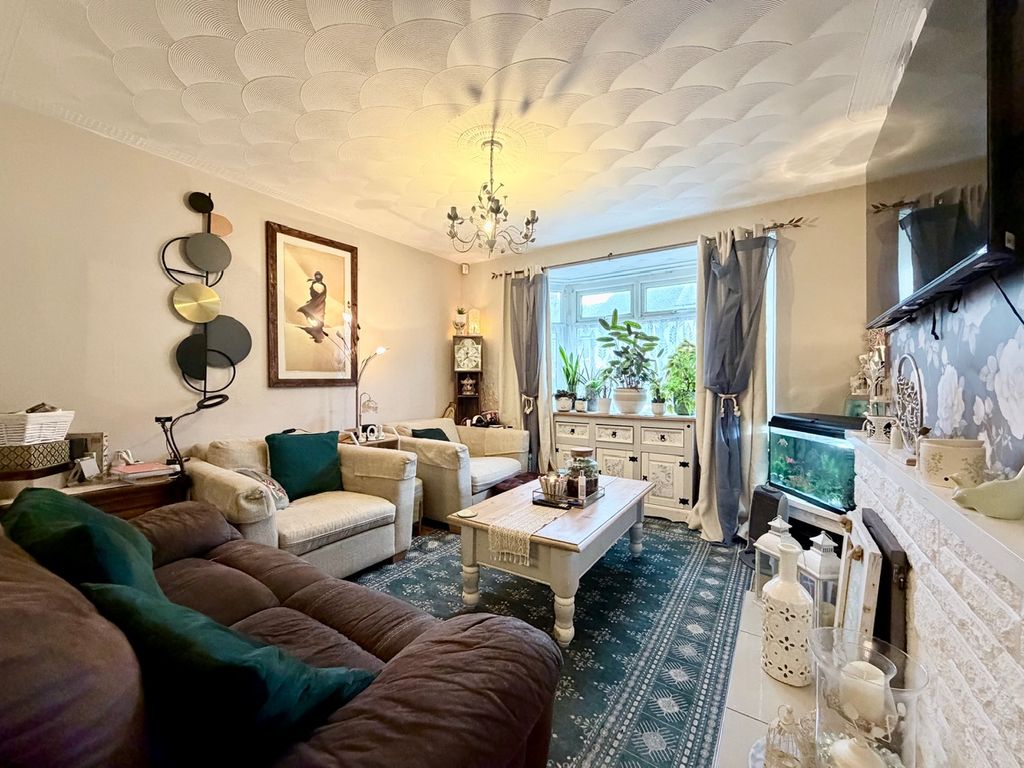 Property photo 2 of 11 Lounge