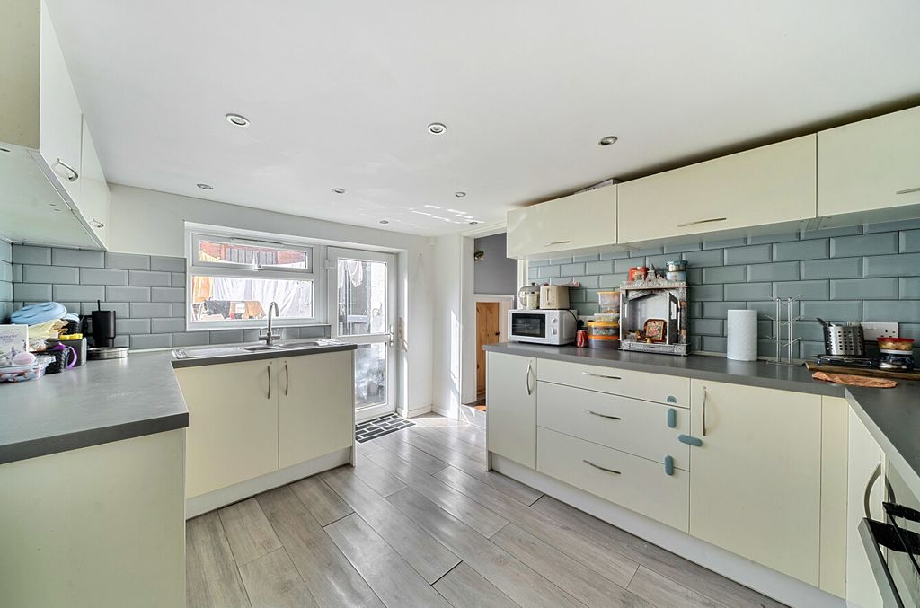 Property photo 2 of 18 1422103-15-69A58c...