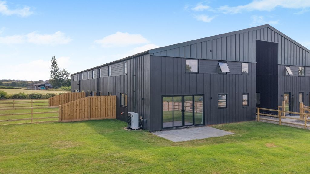 Property photo 1 of 25 External Elevation