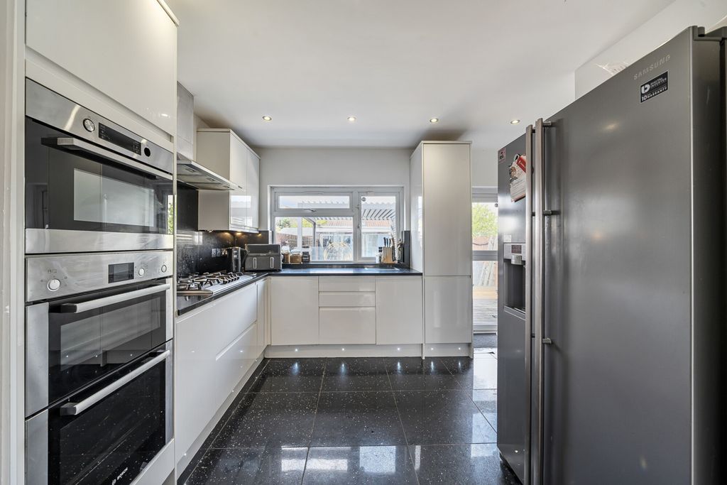 Property photo 2 of 30 1332425-8-688A463...