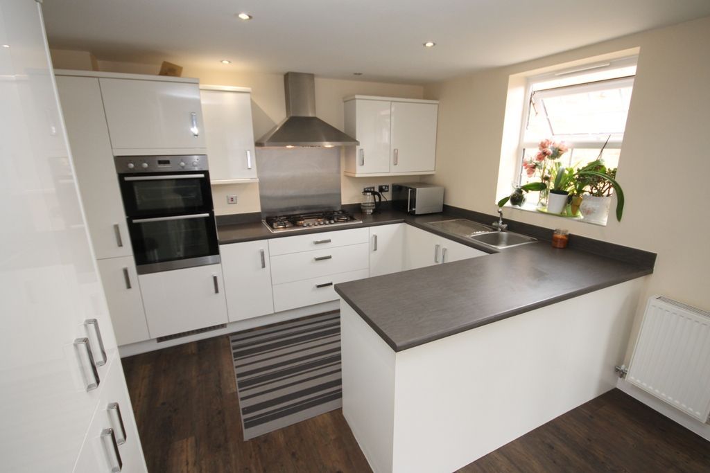 Property photo 3 of 11 Kitchen