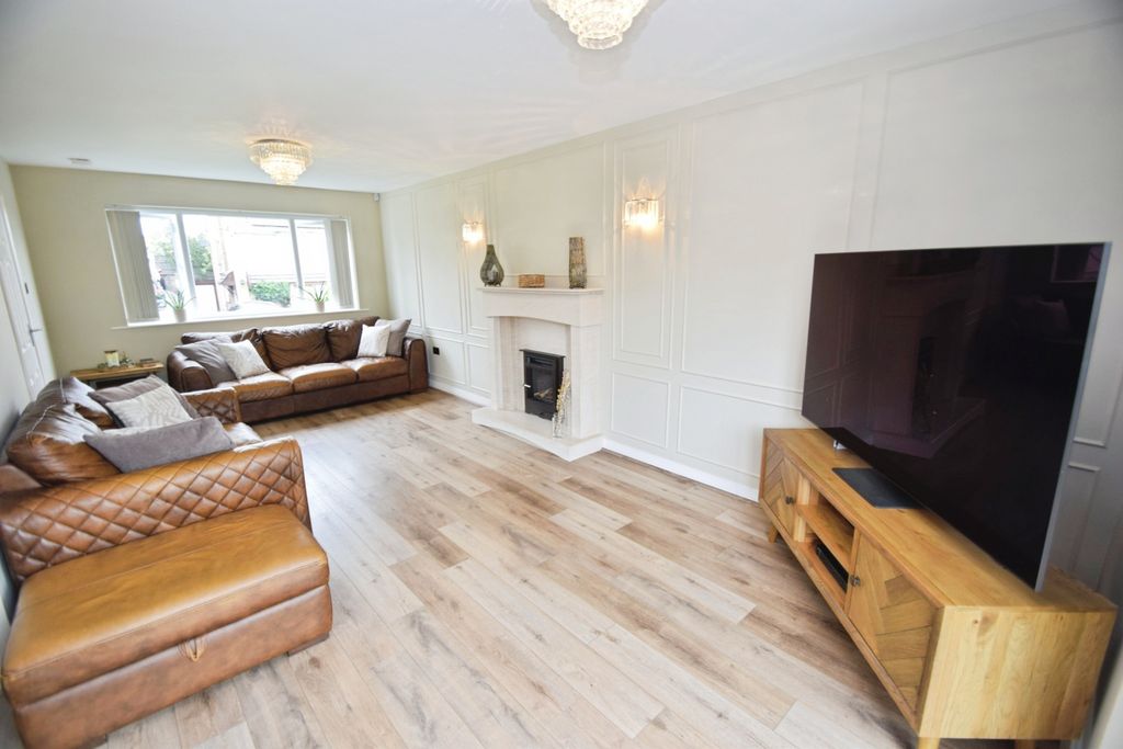 Property photo 3 of 16 E00A608d-Lounge