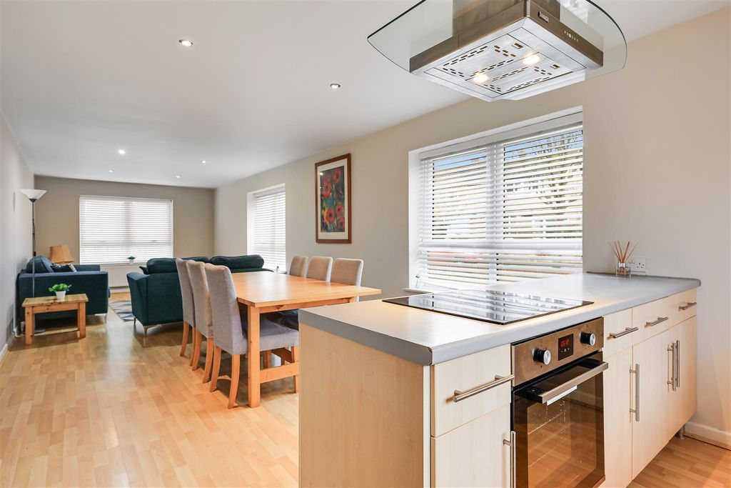 Property photo 2 of 14 Kitchen (3)