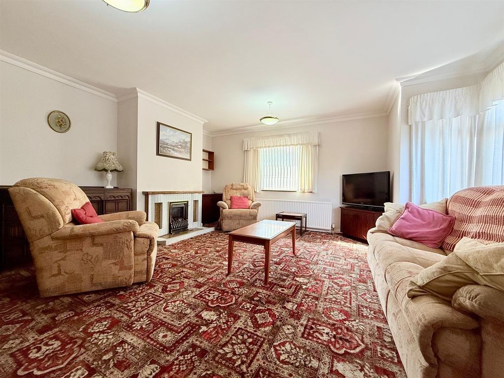 Property photo 3 of 19 Lounge/Dining Room