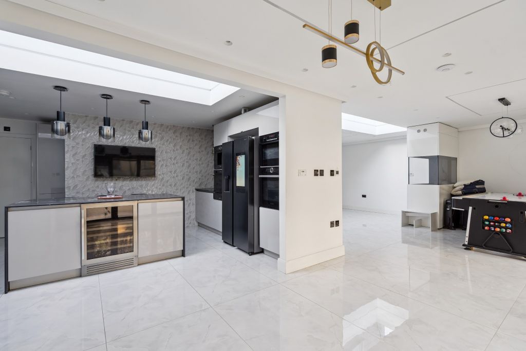 Property photo 3 of 21