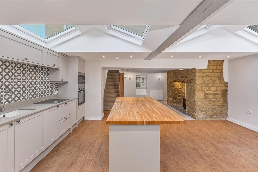 Property photo 2 of 18 Compton Cottage, High Street, Bloxham-10.Jpg