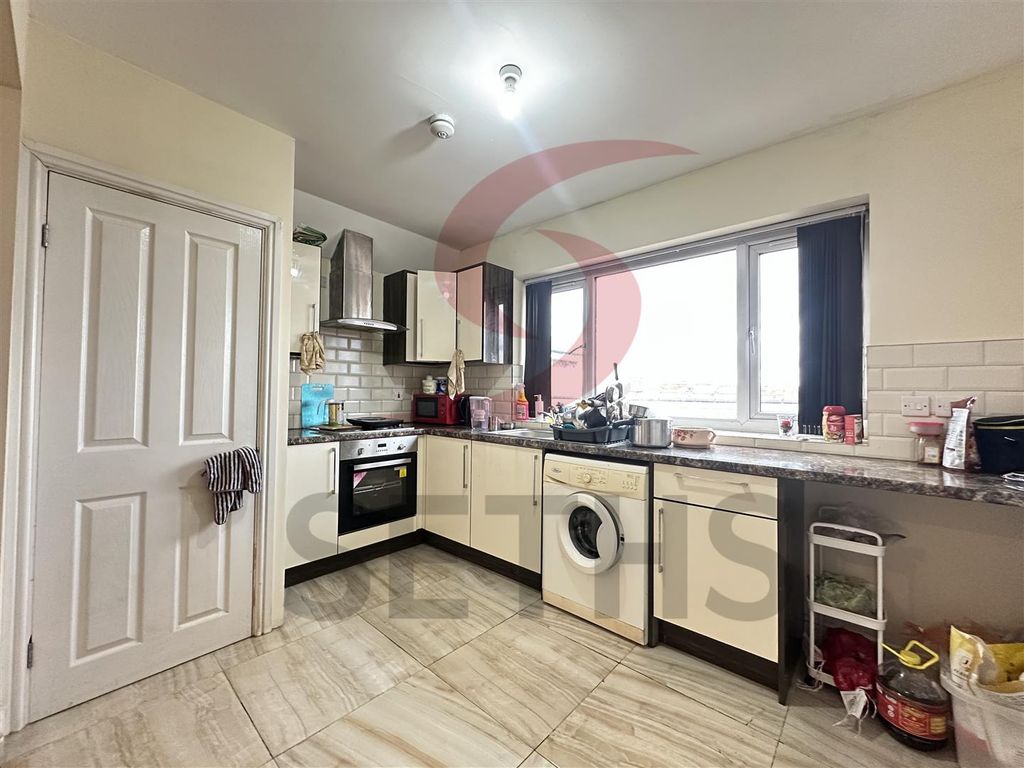 Property photo 3 of 6 Kitchen