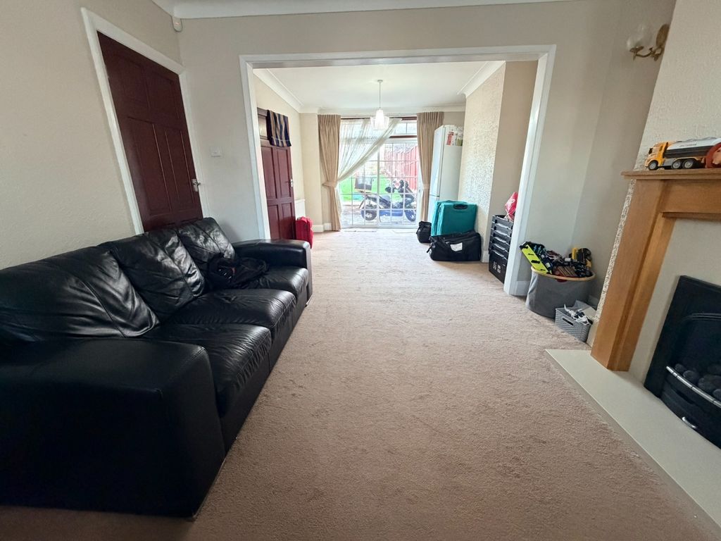 Property photo 3 of 11 4695972