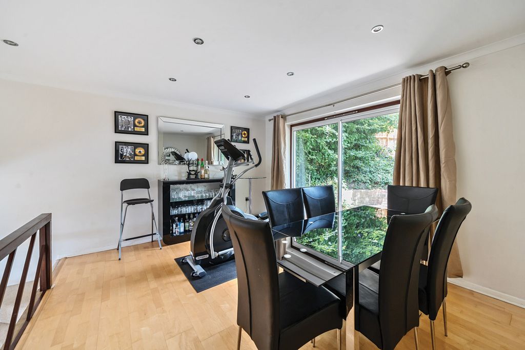 Property photo 3 of 25 1315525-13-686Bde...