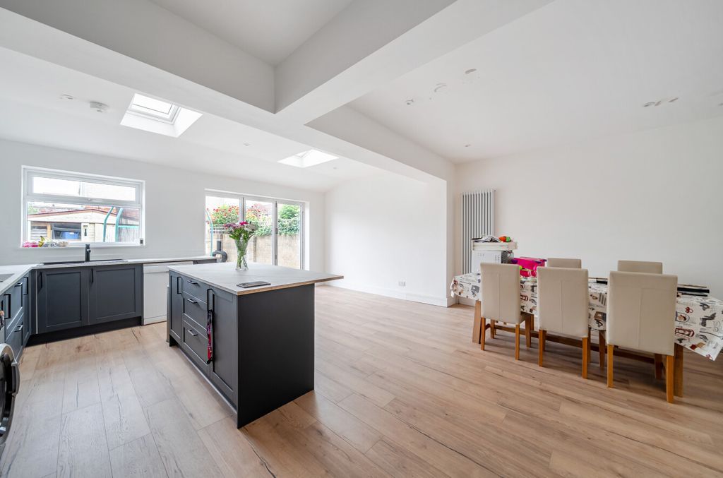 Property photo 3 of 12 1462841-10-6A0Af7...