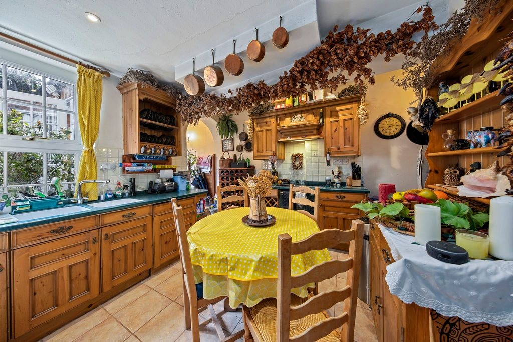 Property photo 3 of 27 Kitchen