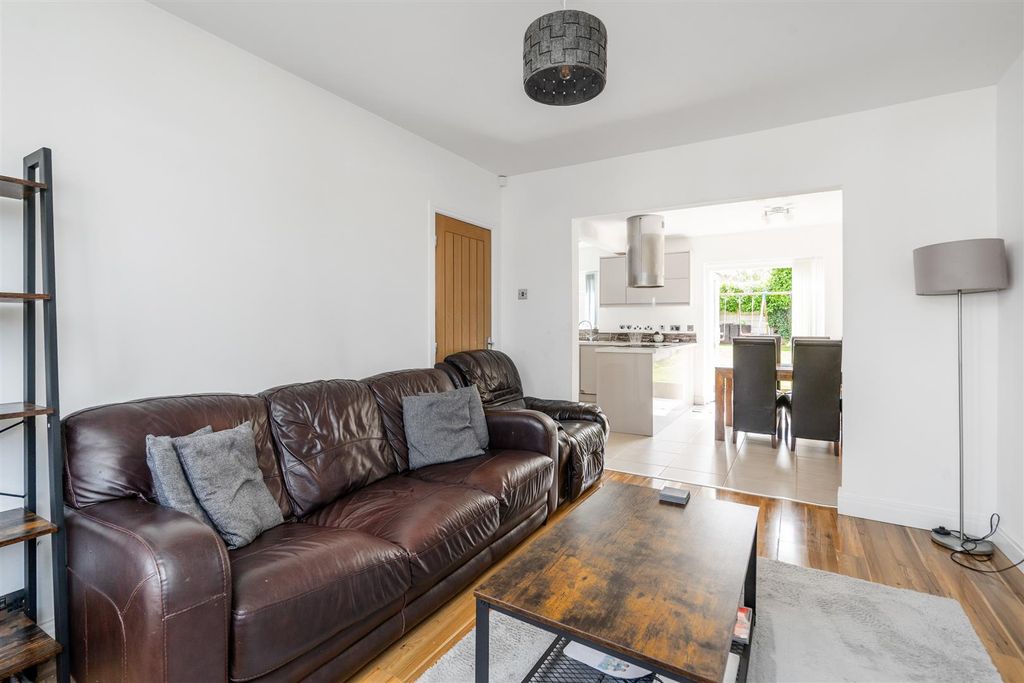 Property photo 3 of 11 39 Lighthorne Road_9.Jpg
