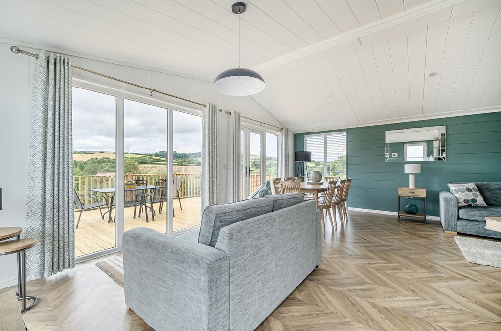Property photo 3 of 21 1324170-11-6888dc...