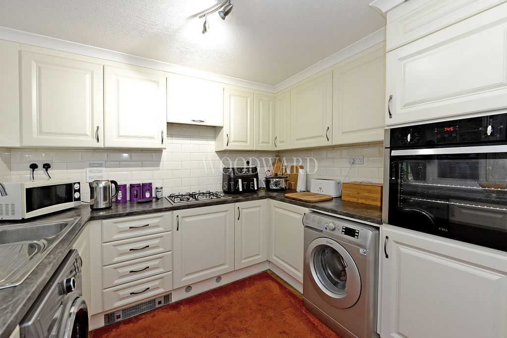 Property photo 3 of 18 Kitchen