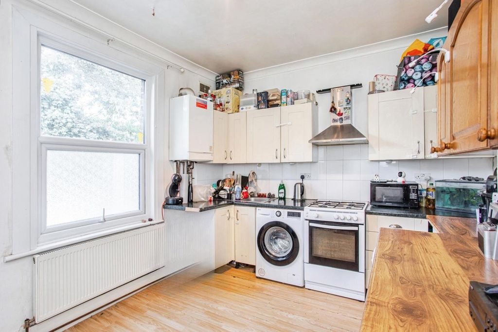 Property photo 3 of 9 Kitchen