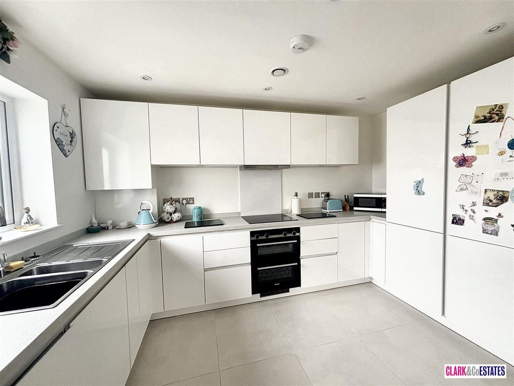 Property photo 3 of 8 Kitchen
