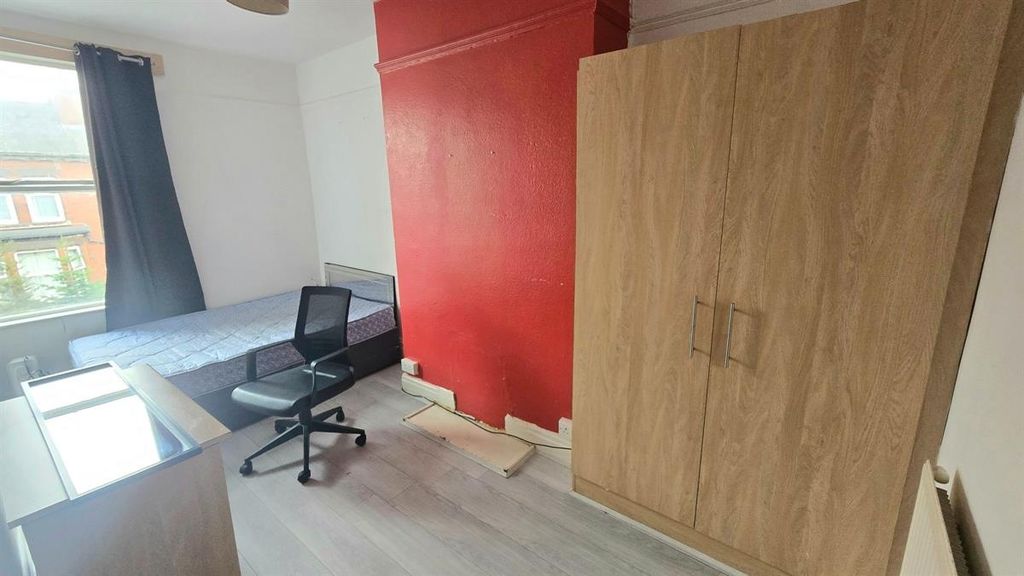 Property photo 1 of 11 A Bright And Tidy Bedroom Featuring A Large Wardro...