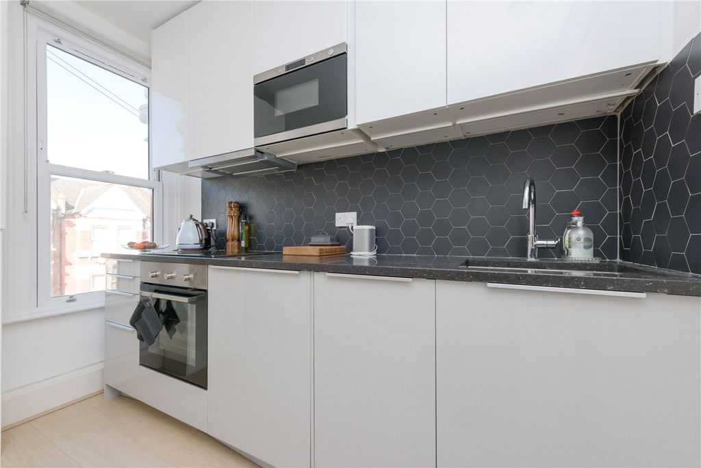 Property photo 3 of 10 Picture No. 06