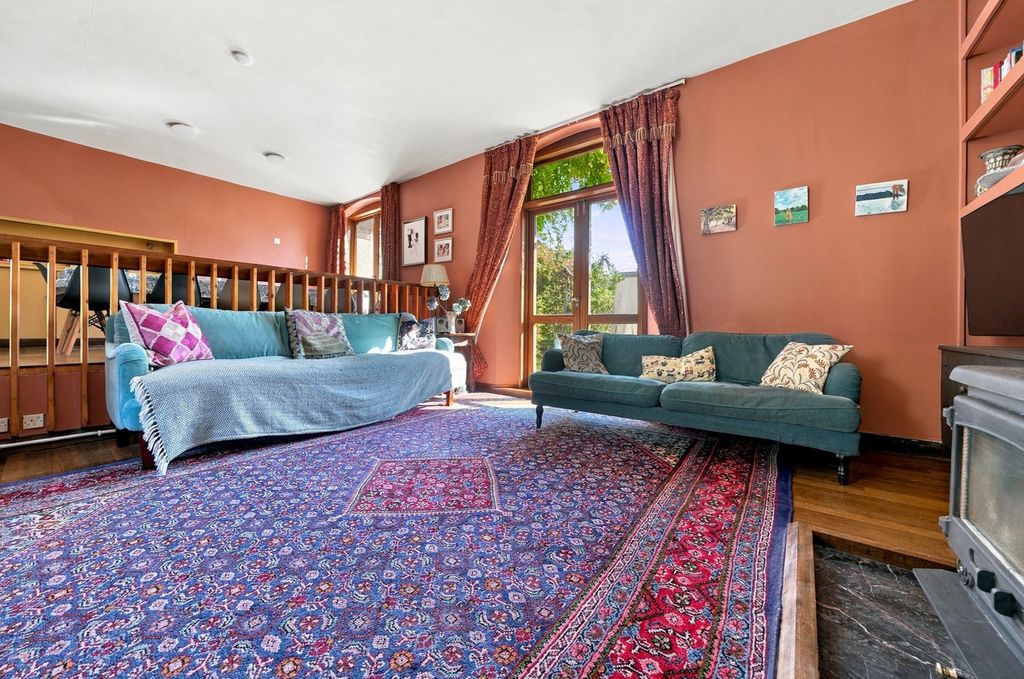 Property photo 3 of 34
